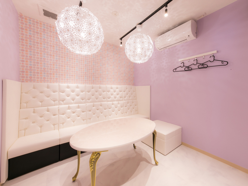 ラグジュアリーな空間 丸の内でカラオケが楽しめる唯一のスポット⁉丸の内遊び公式 MARUNOUCHIBASE丸の内ベース五感で感じるニューアメリカンダイナ