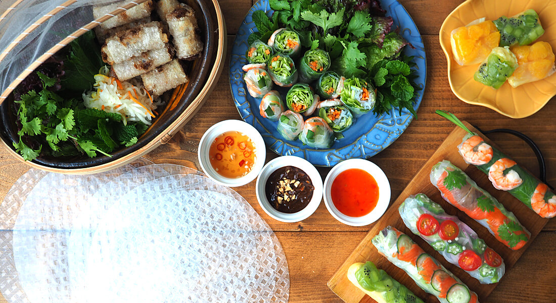 『ライスペーパーを使って 揚げ焼き春巻き』, 生春巻きの作るのに使用する「ライスペーパー」, 今回は 揚げ焼きに！,①鶏ささみをさっと茹でて粗熱をとり 手で半分に割く。スライスチーズ 溶けないタイプ を縦に４等分に切る。焼き海苔も同じくらいの大きさに切る,②ライスペーパーを水に浸してから ①を巻く, ③ごま油で両面を焼き揚げにする, いつもと違う 春巻き, いつもと違う