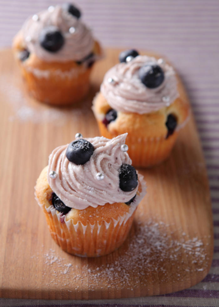 MIHO NAMBAチョコマフィン かわいいデコレーションを 研究するのが最近のマイブーム😙 色々試した中でも めちゃめちゃかわくてお気に入りなのが この子たち❣️❣️ ココア生地のマフィンに ホワイトチョコ ドライいちごフレークを散らします 基本的なレシピに 一手間