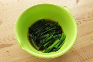 春菊のおひたしの基本レシピ。めんつゆを使った簡単アレンジも必見