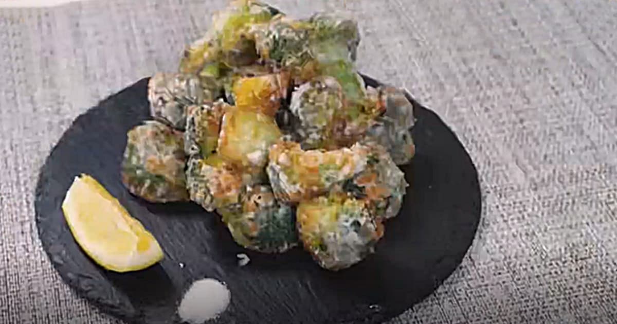 ハッシュドブロッコリー🥦@nosan.2 さんの投稿をお借りしました 〝ハッシュドブロッコリー〟   ブロッコリーをたくさん食べられるよ!!山本ゆりさんのレシピで話題✩   赤ちゃん用に取り分けてアレンジしてみました!    大人用は ブロッコリー、ベーコン