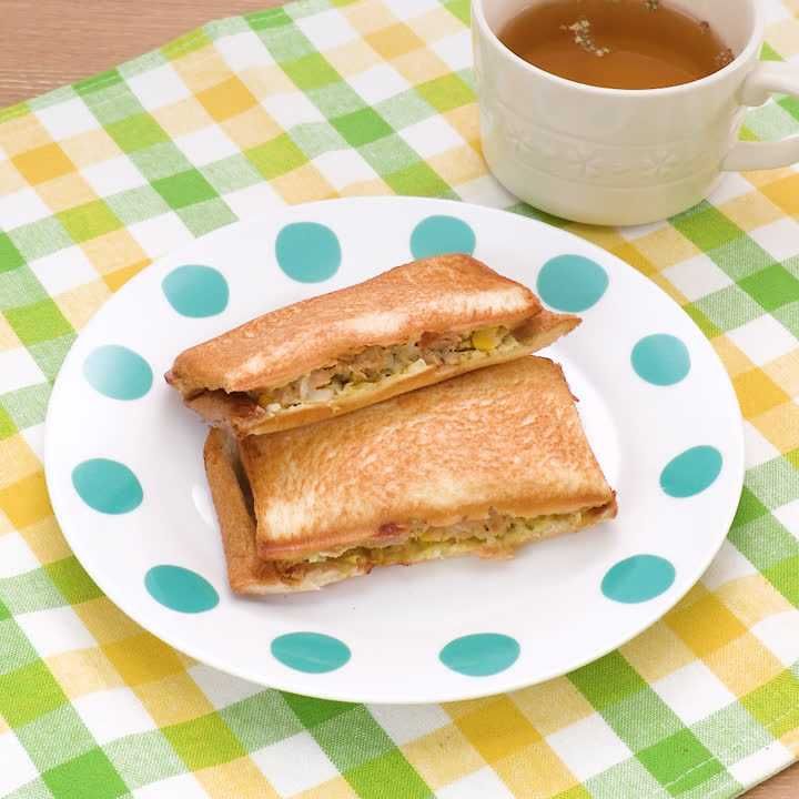 ホットケーキミックスでツナマヨコーンパン ⏱️25分◆材料 6個分ホットケーキミックス150g 卵1個 牛乳大さじ5 A ツナ油漬缶・油をきる1缶 80gAホールコーン缶・汁気をきる大さじ3 Aこしょう少々 「ピュアセレクト® マヨネーズ」大さじ1・1 2パセリのみじん切り適量 ＊分量は直径8cmのアルミカップ6個分です。 ◆つくり方