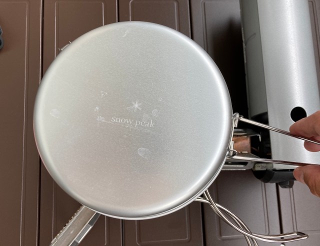 防災キャンプ飯 「サトウのごはん」を電子レンジを使わずに温める方法いざという時は「ペットボトルのフタ」で計量できるぞロケットニュース24