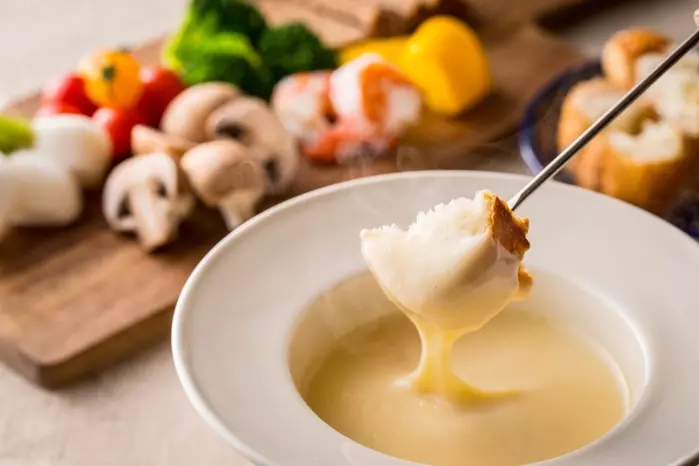 スキレットで作る、とろ～り❤チーズフォンデュ風ソースのパリパリチキンSoloist Table —ひとりごはんとおつまみのレシピ—