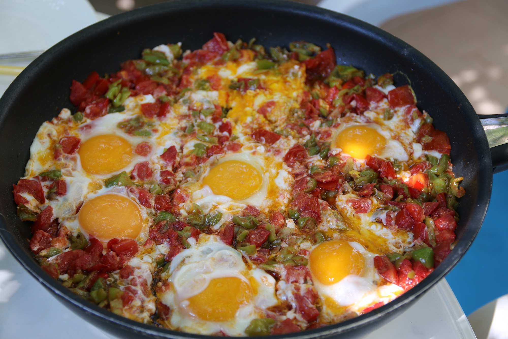 自家製トルコ風朝食。 ゆで卵、トマト、チーズ、キュウリ、オリーブ、ヨーグルト、サラミ、ハチミツ、パセリ、ソーセージ、パン、ラスク、チョコレート、 トルコ紅茶: r food