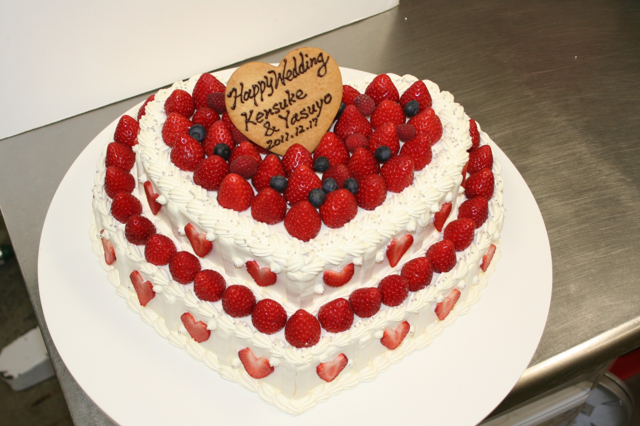 洋菓子店カサミンゴーの特注ハート型シュス木苺レアチーズケーキ14cm HappyBirthdカジュアルギフトのgiftee ギフティ