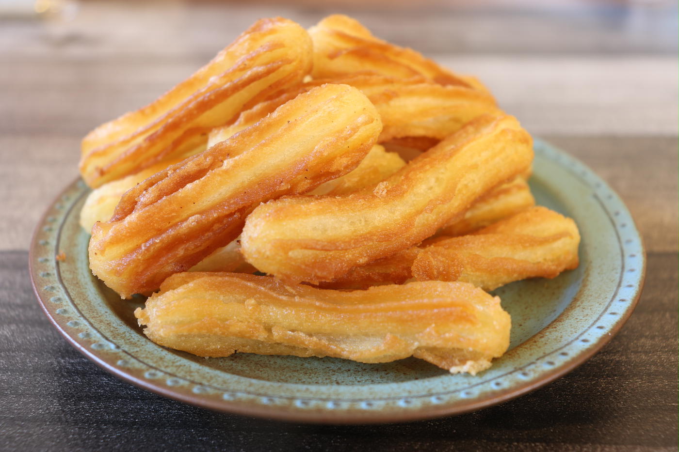 業務スーパーのチュロスは大容量で簡単おいしい！油・ノンフライヤーで解凍してみた食べるプラス