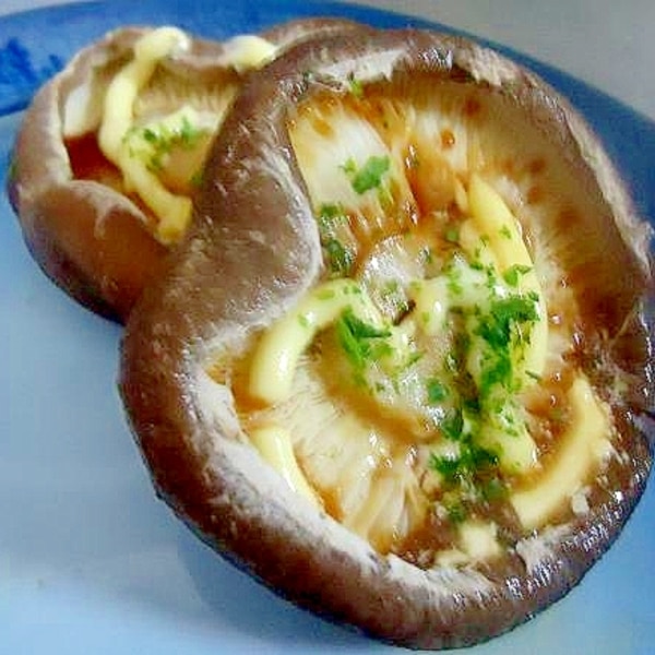 汁がじゅわじゅわ！肉厚しいたけのチーズ焼き