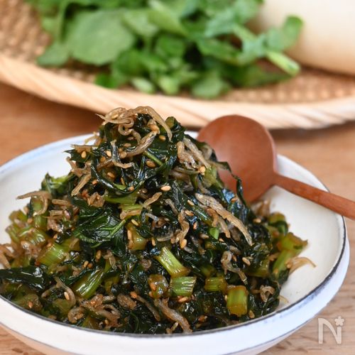 詳しいレシピは↓,大根の葉ふりかけ , 残った大根の葉が、ご飯が止まらない逸品に。, 料理長のまかない飯です！, ＊＊＊,料亭の料理長が贈る、日常の和食。, 他のレシピは@shimogamosaryo_recipe, ＊＊＊, ＜材料＞, ・大根の葉：大根半本分,・ごま油：適量, ・下鴨昆布：3g程度, ・醤油：小さじ1, ・塩：ひとつまみ, ・胡麻：適量, ＜作り方＞,