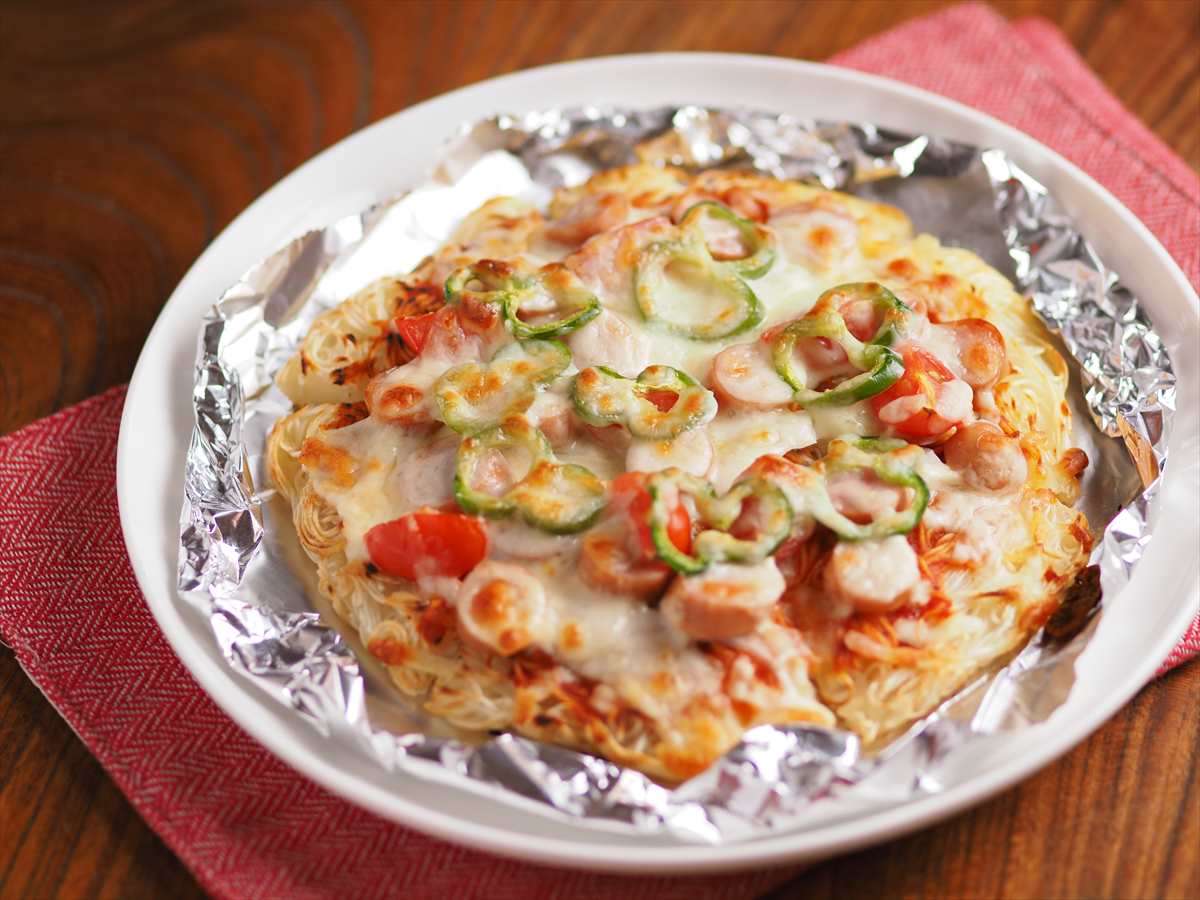 パリッ！ 余った素麺でトマトのピザ