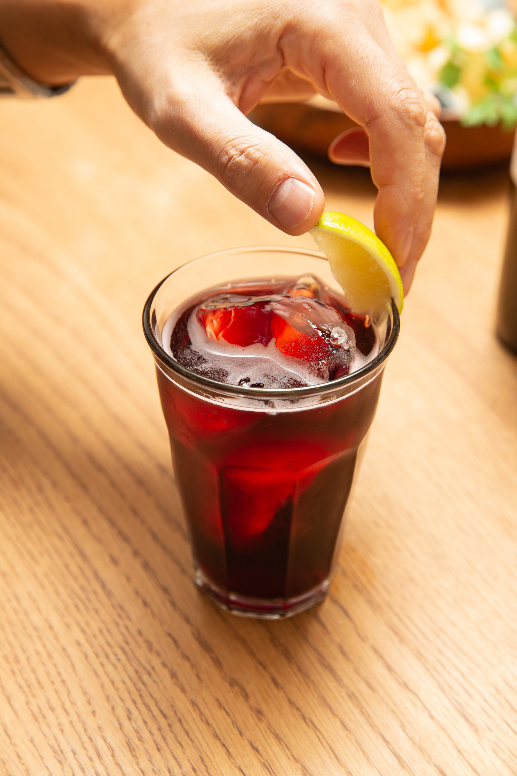 🌏✈️DUNBARのカクテルで世界一周 スペイン編🇪🇸,カリモーチョ Kalimotxo, 赤ワイン ×コーラ。まさかの組み合わせが、スペインのストリートで愛される一杯に。, 🍷 赤ワイン ライトボディ推奨 90ml, 🥤 コーラ 90ml, 🍋レモンスライス 1枚 お好みで , 氷を入れたグラスに1:1で注ぎ、軽くステア。, 最後にレモンを添えれば、爽やかさが一気にアップ。,