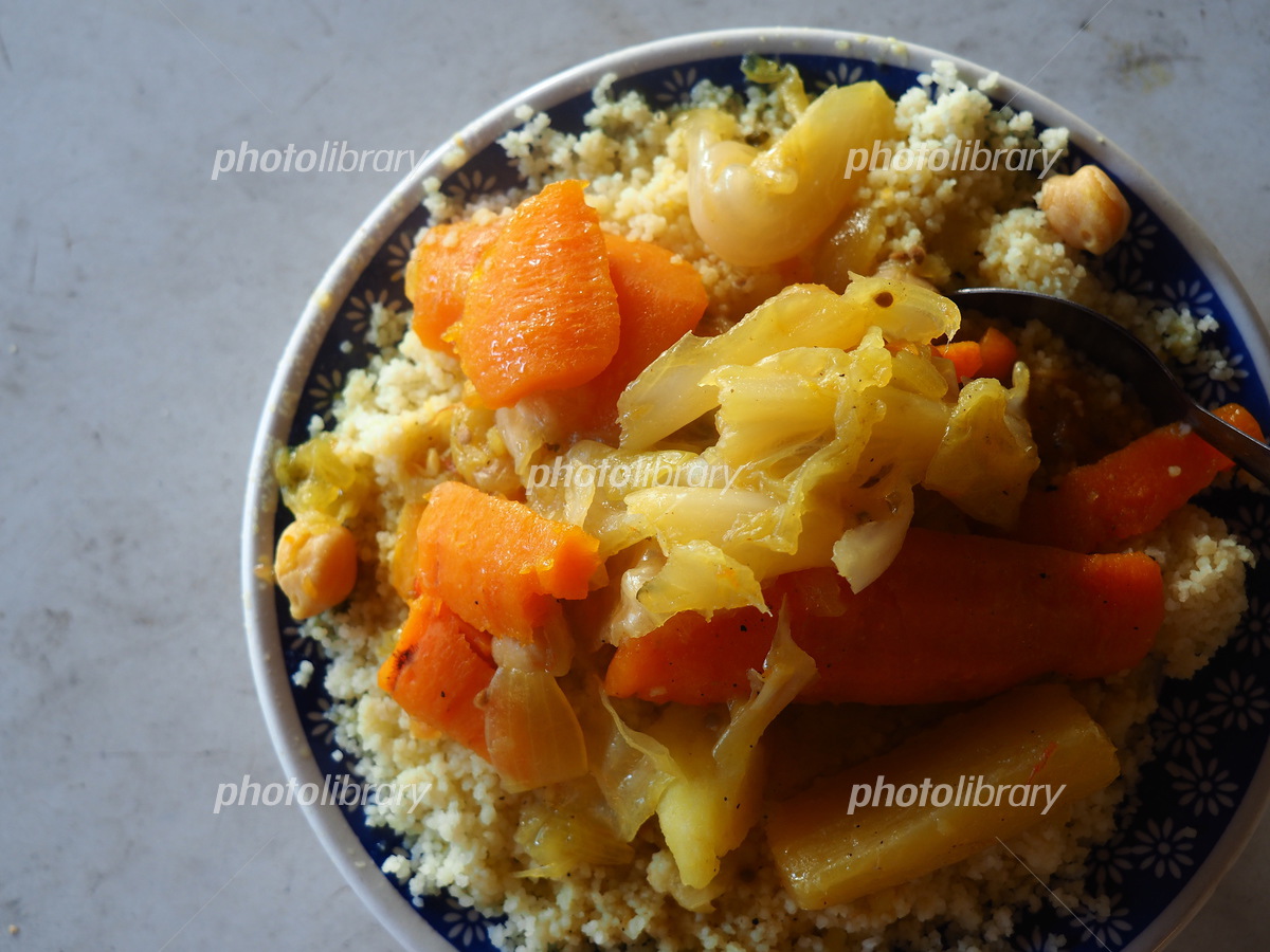 10 13 月曜日, モロッコクスクス食べよう‼️会🇲🇦をします。,モロッコでのクスクスは毎週金曜日にモスク🕌でお祈りの後食べる習慣があり、どの家庭でもクスクスを作ります,モスクでも用意されていて、お金がなくてお腹が空いてる人にも振舞われます🇲🇦🕌,近代化で親と離れて暮らす人や出稼ぎにいくモロッコ人たちも多いですが、神様への祈りの後には実家に帰りクスクスを囲んで家族や近所の人たちとの交流をし