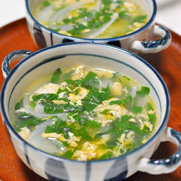 モロヘイヤと卵の中華風スープ , モロヘイヤのとろみと、ふわふわ卵がやさしく絡む、夏にうれしいさっぱりスープ🌿,片栗粉なしで自然なとろみが出るから、調理もラクちん◎, 栄養価が高く、小さなお子さまから大人まで楽しめる一品です🥄,材料2人分調理時間：10分 , モロヘイヤ：50g, 卵：1個, 水：300〜350cc, 鶏がらスープの素 顆粒 ：小さじ2,