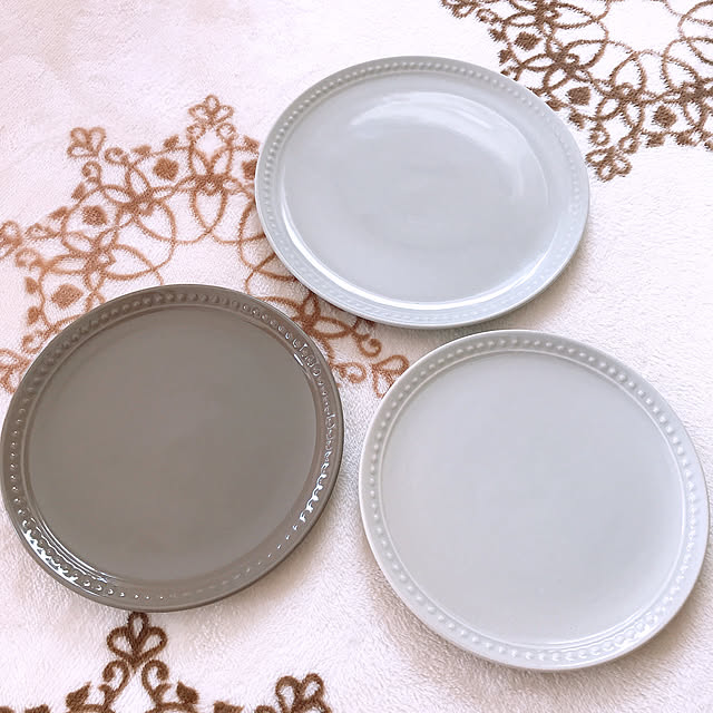 ダイソー 家のお皿、全部これにしたい!レトロ感たっぷりの「お花みたいなプレート」軽くて割れにくいし、何を乗せてもオシャレなの! 購入レビュー