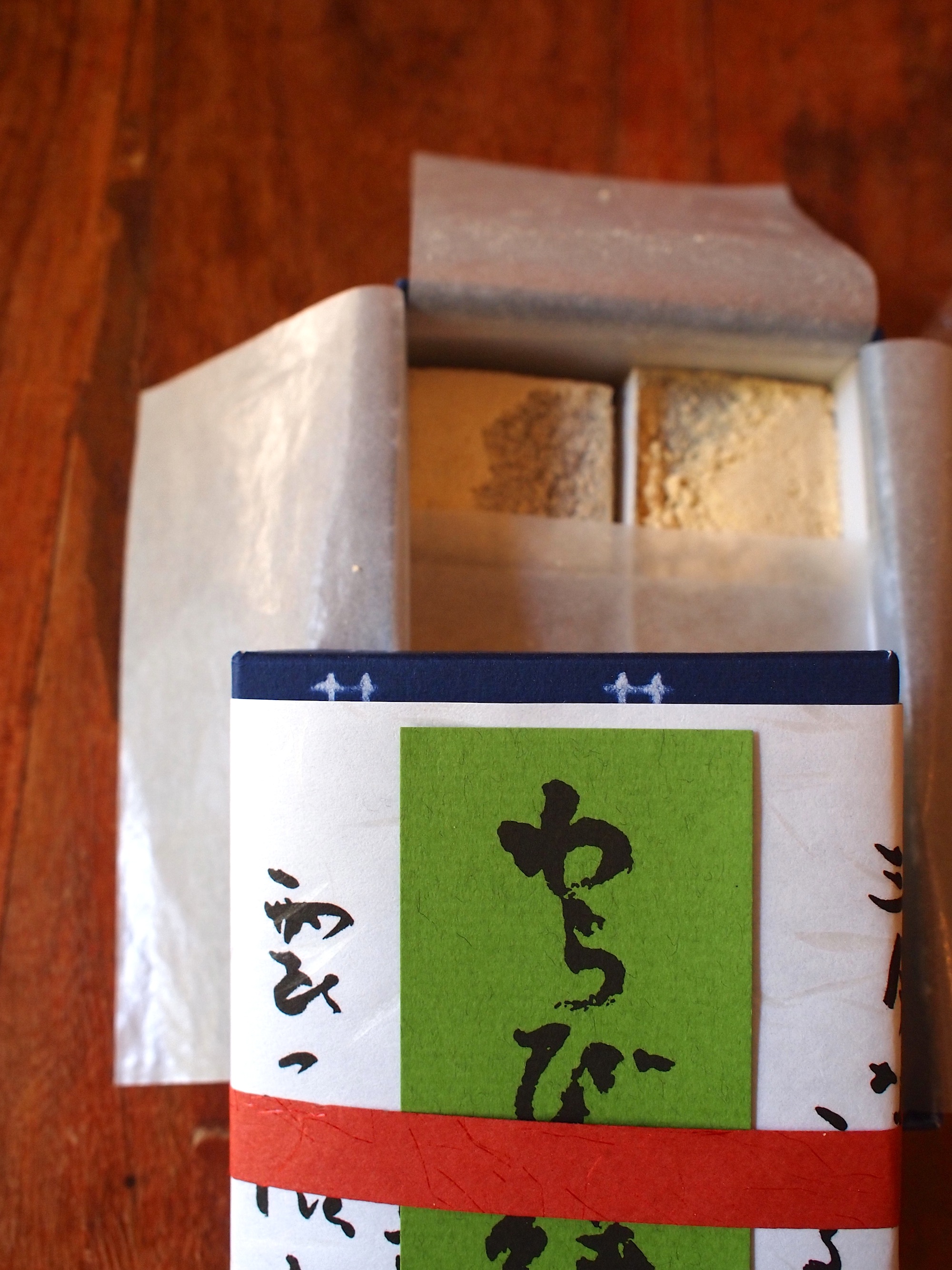 3月いっぱいでお休みなさる鎌倉 の美鈴 さんに参りまして女将さんと談笑し、月替わりのわらび餅 と季節の生菓子 を。本当に15年間お世話になりましたと感謝。日本橋・新宿高島屋 の月一度の入荷は昨年12月で終わりになりましたんで、本店へぜひ