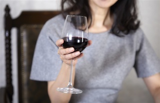 初心者必見 ワイングラスの持ち方を解説！日本と海外のマナーによる違いも紹介THE CELLAR online storeワイン通販