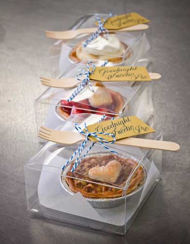 チョコ 届 ギフト レシピ生チョコタルトラッピング\簡単！バレンタインはこれ！！🍫🍫. ▷簡単 ▷市販のタルト型▷プレゼントにぴったり🎁 ⚠︎6個分 ◾︎チョコレート湯煎で溶かす ◾︎生クリームを手鍋に入れる沸騰直前まで温める ◾︎2時間冷蔵庫で冷やす