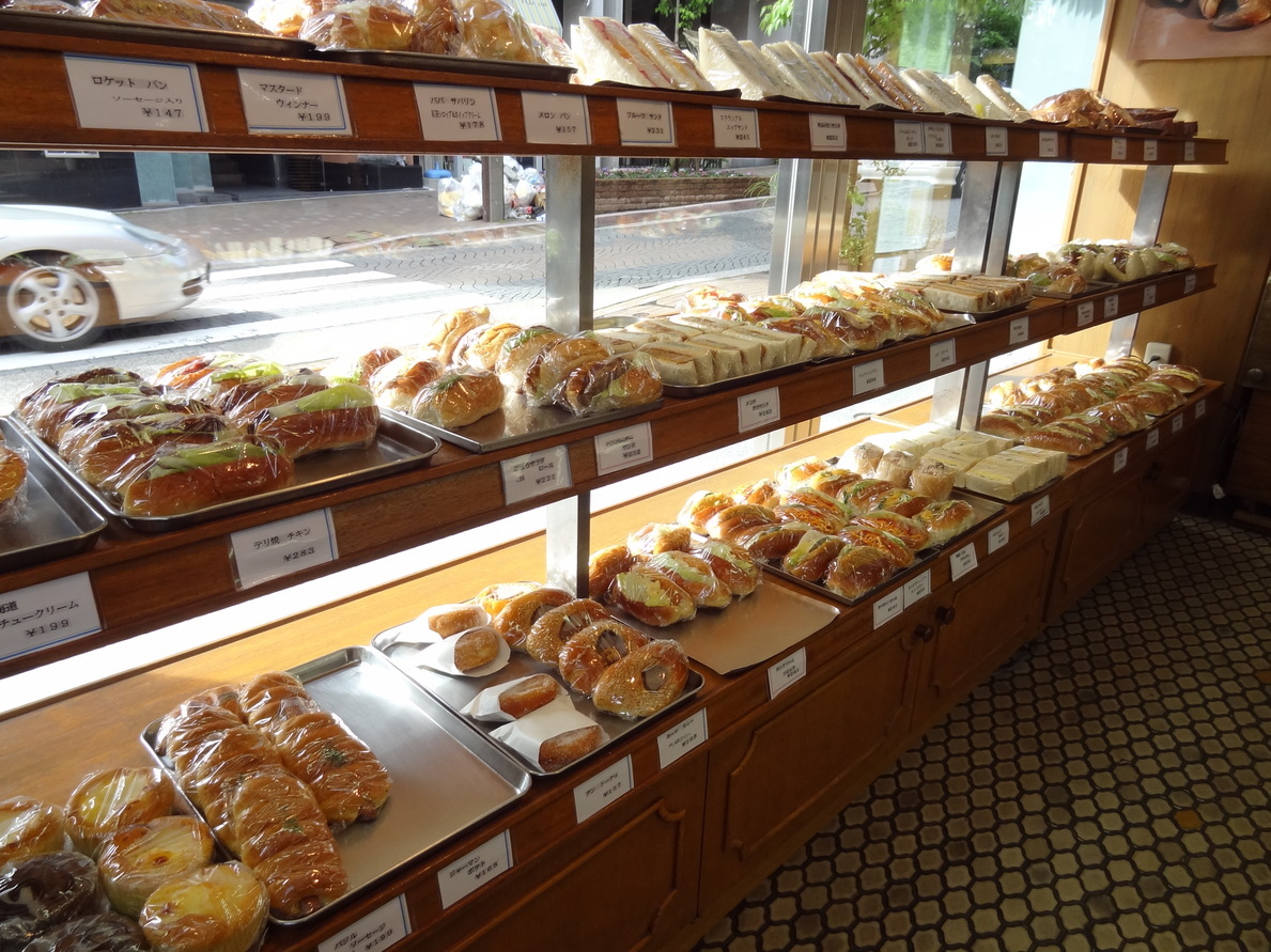 和歌山のご当地パンを発見！ 昭和レトロなパッケージ！ 素朴で昔ながらの菓子パンだ！ ⠀ ⠀和歌山グルメ和歌山パン屋和歌山ご当地ご当地グルメご当地パンパン屋パン屋さんベーカリー老舗ベーカリー菓子パンレトロレトロパッケージ懐かしい