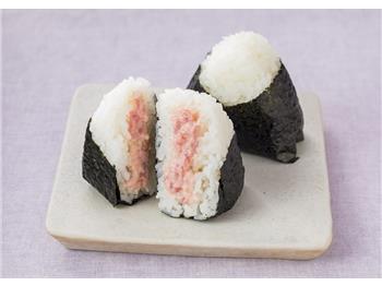 ツナおにぎりレシピ🍙@onigiri_reshipi さんの投稿をお借りしました 📚初のレシピ本📙絶賛発売中❤️ 詳細は@onigiri_reshipi から見てね😆 ・ たくさんのつくレポや買ったよ報告 ありがとうぅ🥰🤝🏻💕 ・ 今日は冷めても美味しいツナのおにぎりレシピをまとめました