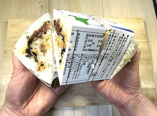 大量生産も簡単！おにぎりの時短ワザ３選, , 📱✨カテゴリ別や検索はママタスWEBで🤗→ https:www.mamatas.net ,, お弁当で定番のおにぎり！でも大量に作るのは大変💦, そんな時に使えるおにぎり時短ワザをご紹介！, , 🍙①牛乳パックで楽ちんおにぎり,1.洗って開いた牛乳パックにラップを敷く, 2.塩を混ぜたご飯を3面に広げる,