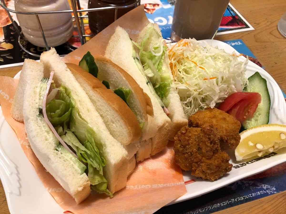 コメダ珈琲店』 ▪️ミックスサンド ▫️アイスコーヒー 昼コメプレートでお得にラッキー✨ボリューム満点のサンドにコメチキが2個あるところが嬉しい🙌💕コメダ珈琲店海南コメダ海南市和歌山ランチ和歌山カフェコメチキ昼コメプレートサンドイッチ