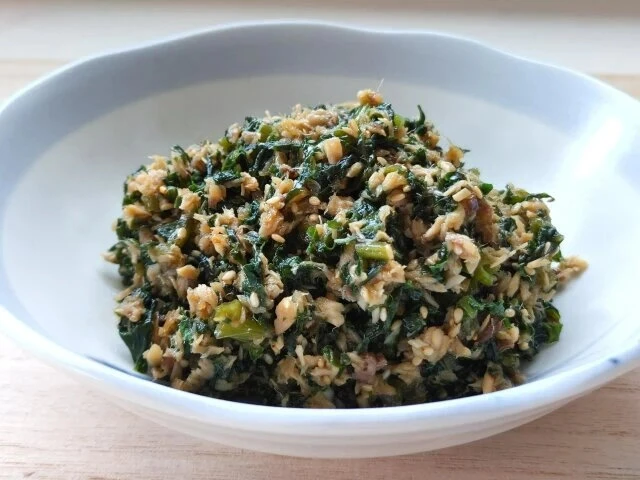 揚げない磯辺揚げ ①ちくわ10本を斜め切りにする ②フライパン中央にマヨネーズ大さじ２を入れ、まわりにちくわをおく ③弱火で熱し、よく炒める④オイスターソース大さじ２、粉チーズと青のり各小さじ２を加える ⑤お皿に盛り付け、最後再び青のり適量をふりかけて完成