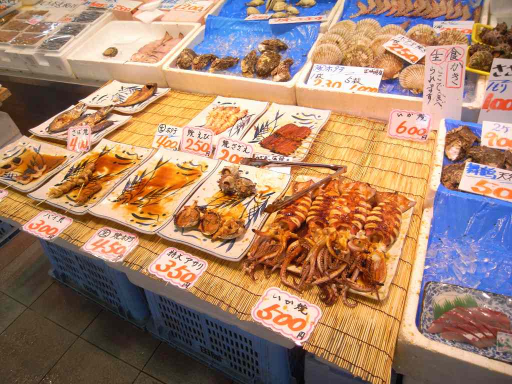 道の駅舞鶴港とれとれセンター , 📍京都府舞鶴市字丸田822-1, 🚶‍♂️舞鶴若狭自動車道西舞鶴インターから１０分くらい,西舞鶴駅から1,738m, 📲0773-75-9945,https:tabelog.com kyoto A2609 A260902 26013980 ,海鮮市場で大人買い喰い！この辺りに来たらなら絶対寄ってほしい場所！見渡す限り全部海の幸だらけでよだれが出るレベ