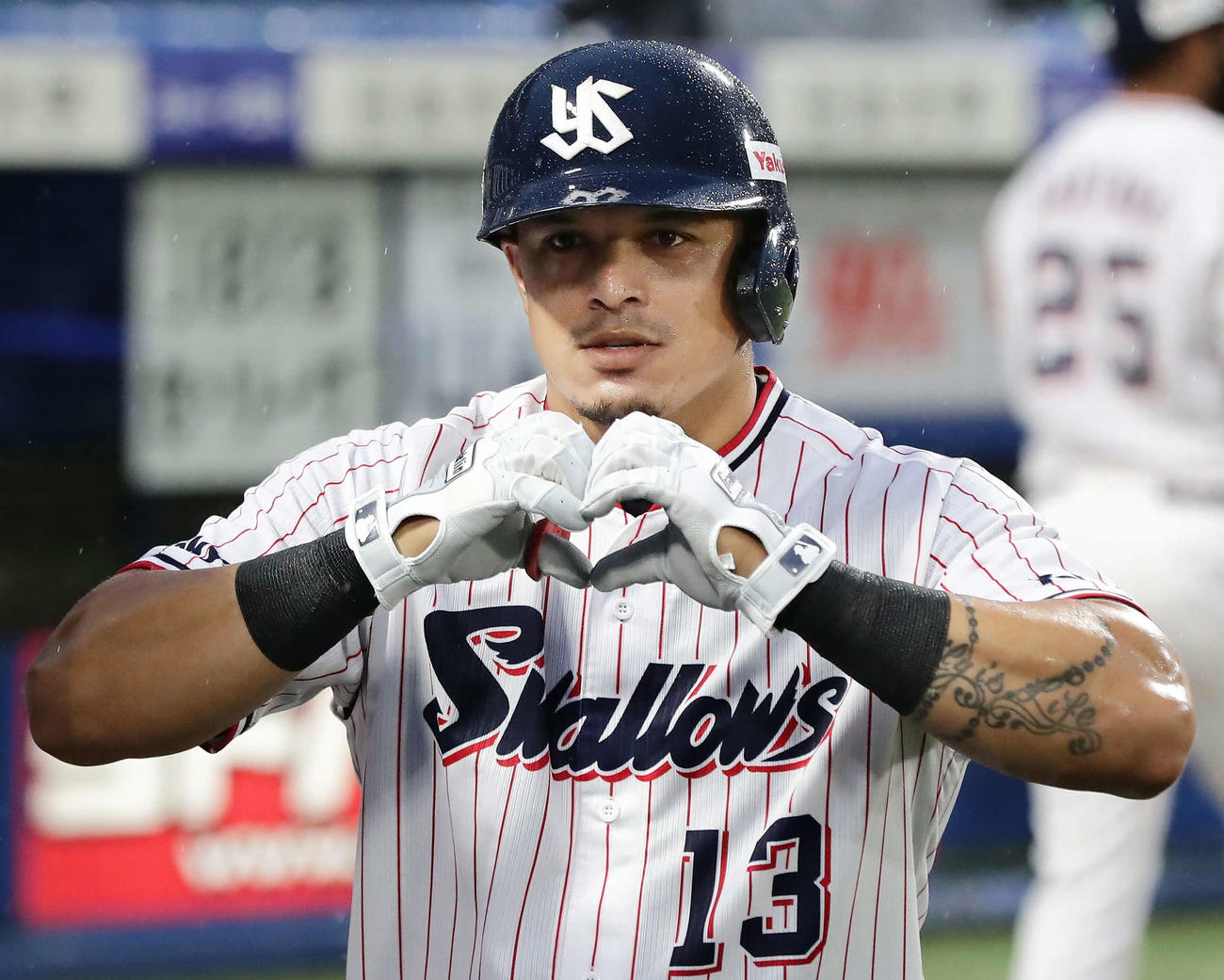 まさか！？ヤクルト・オスナの投げたバットが 神宮球場で珍事もインプレーで続行 - スポニチ Sponichi Annex 野球