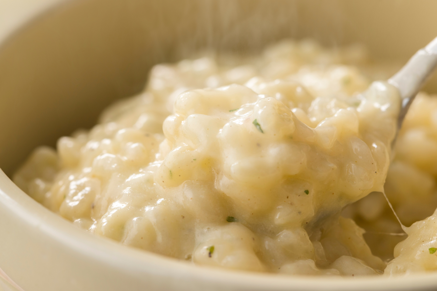 おいしいうどんが短時間に作れる、ミヤジマうどんスープ！270mlのお湯にうどん 200g程度 とこの粉末スープ1袋を入れ、煮立ったらできあがり😊簡単に風味豊かな味わいのうどんが完成します🍜 野菜炒めなど、うどん・そば以外の調理にも活躍します。 昔から続く