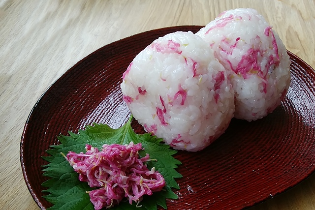 お刺し身の上の「タンポポ」を残すのはもったいない!? 価格は1ついくらなの? 実は「食用菊」って本当?役割や食べ方もあわせて解説ファイナンシャルフィールドその他暮らし