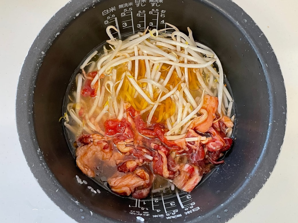 豚こまとキムチを使って、炊き込みご飯をガッツリいただきます。「豚キムチ炊き込みご飯」 ごはんレシピ