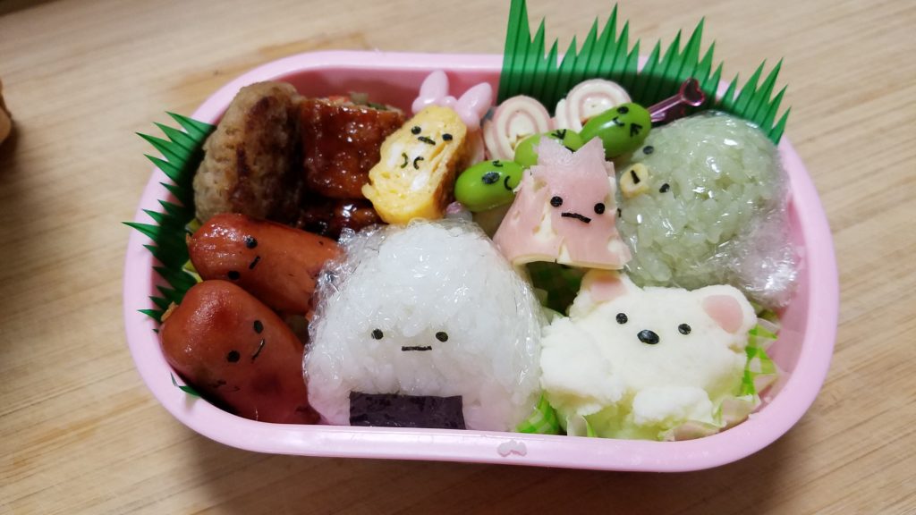 すみっこぐらし ぺんぎん?のおにぎり弁当 - キャラデコ弁.com スマホ