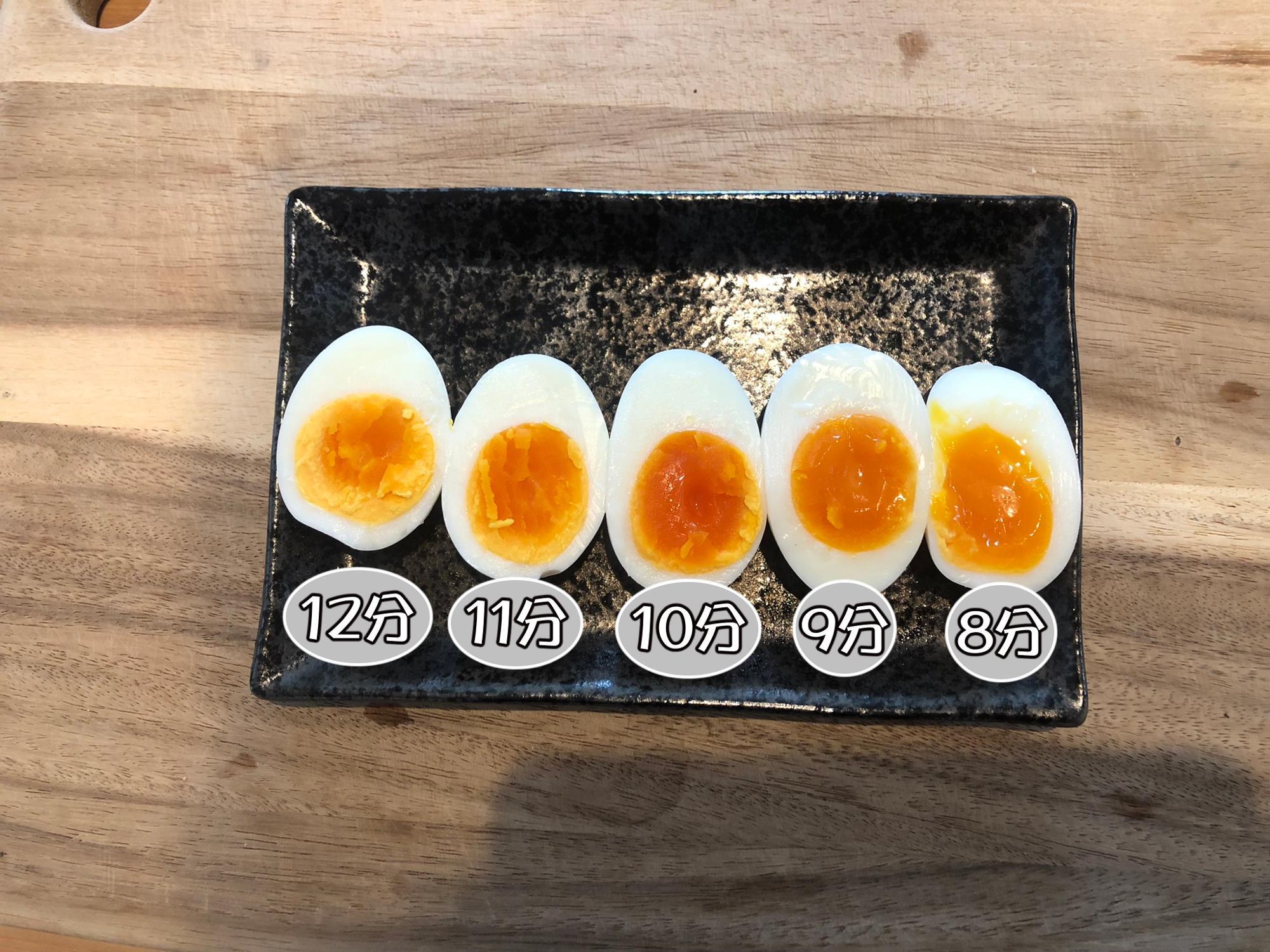 半熟ゆで卵レシピメモ 沸騰したお湯に卵を入れて10分🐣 氷水で冷ます 中学校の時に「ゆで卵は水から」て 習ったけど、 お湯から作ると時間にバラつきがなく出来上がりの半熟度が安定するみたい🐣 我が家好みの半熟度に出来上がって 満足👍私の気に入っちゃったの