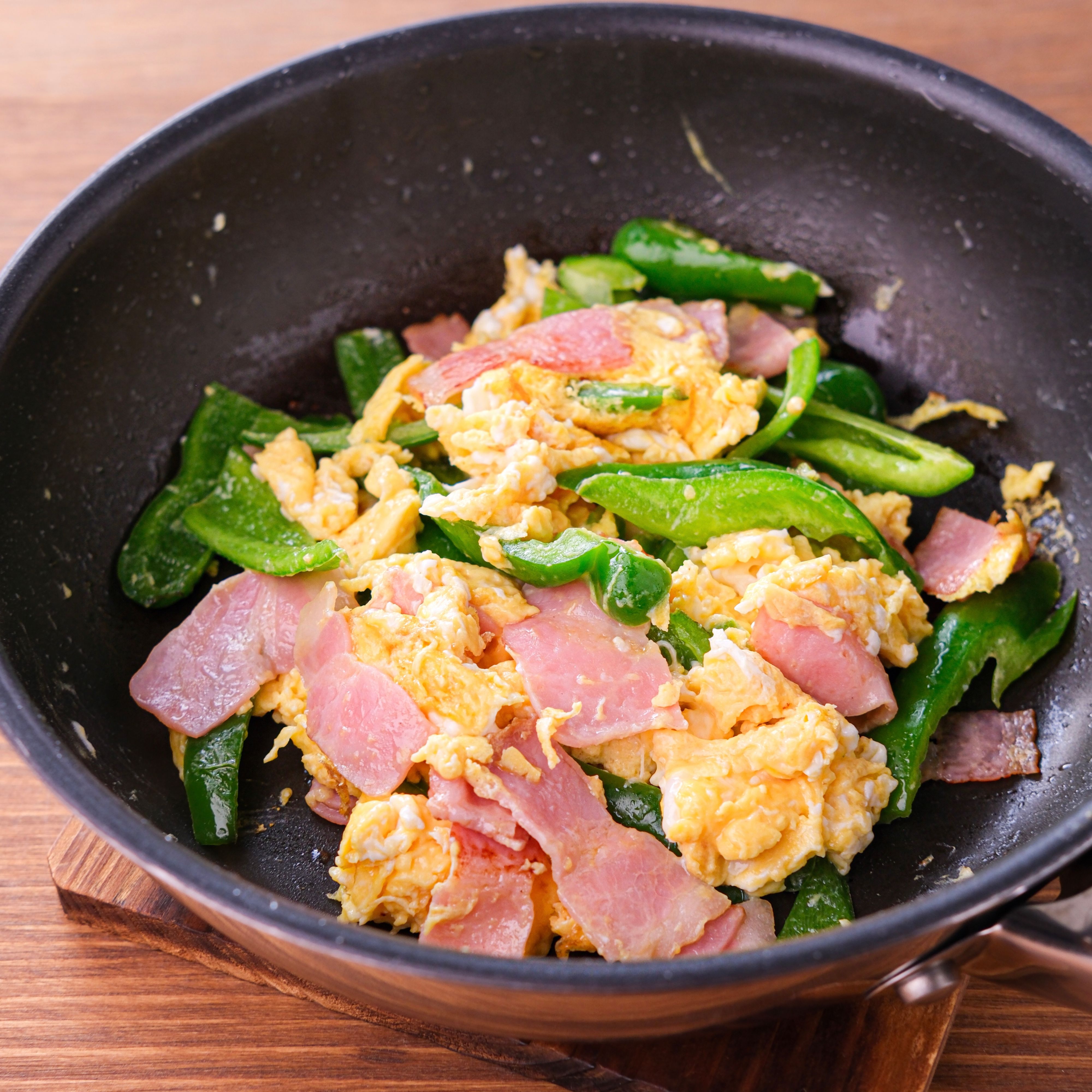 お弁当の隙間埋めにも♡ピーマンと人参とベーコンの洋風きんぴら