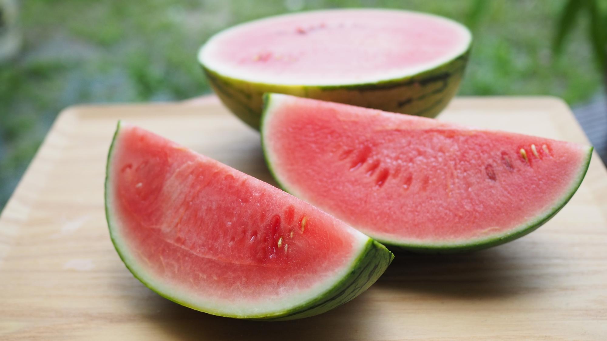 いただいたトウガンを切ったら、 なんと中身はスイカだった！！ 味はかなり薄いけどスイカでした。 聞いたらトウガンの隣にスイカが植ってたそうです。トウガン🟰冬瓜 スイカ🟰西瓜 同じことウリ科だから、勝手に品種改良しちゃったのか！？ びっくり体験でした