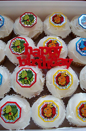 ブイズのカップケーキです♡ *˙˘˙* ❥❥ イーブイとそれぞれの進化系を作りました😊✨ それっぽく見えたら嬉しいですω＼個人的にリーフィアがお気に入りです♡︎ᵎᵎᵎ ポケモン大好き♡╰๑•̀ㅁ•́ ╮=͟͟͞͞◒イーブイサンダースシャワーズブースター