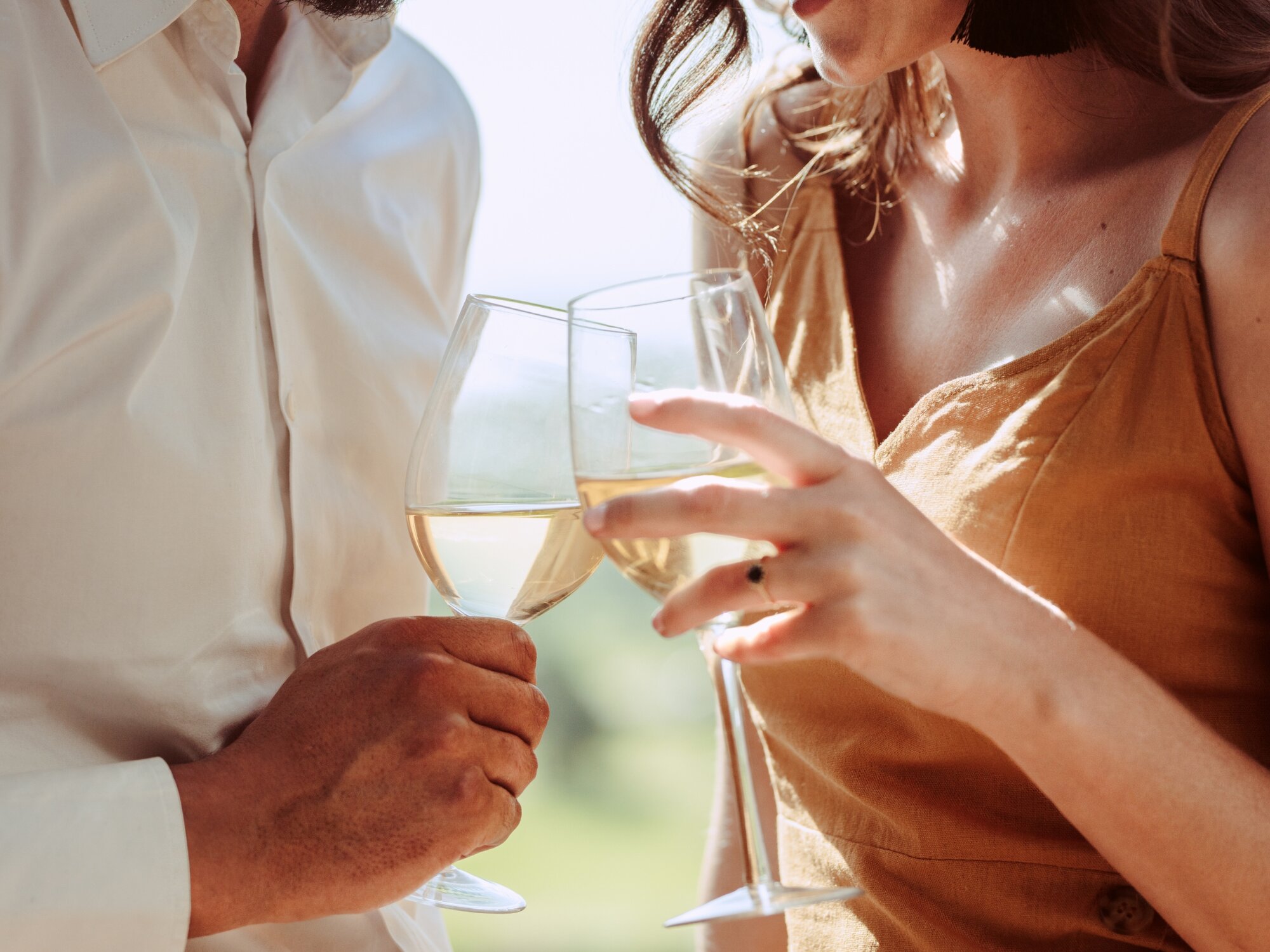 お祝いにワイングラスを持つ、ベクトルイラストのイラスト素材・ベクター Image 92321889