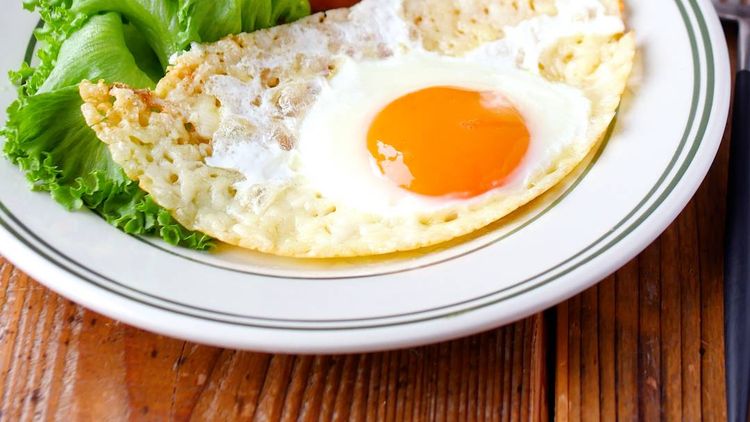 カリカリチーズの目玉焼きの作り方