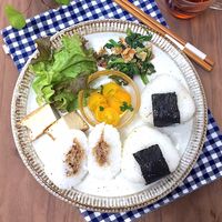 monnan_gohan2021 さんの投稿をご紹介します🩷 おにぎりを沢山作ったので備忘録ポスト！ レシピというほどではないけど、内容メモ✍️在宅で仕事してる夫が、今週激務なのでサッと食べられて、選ぶ楽しみが出来るように家にある材料で10種のおにぎりを作りました。 2歳と