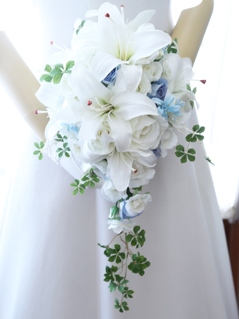 bca0026 カサブランカ＆薔薇＆ブルースターのロングキャスケードブーケ - 結婚式 ブーケ・ウエディングブーケ・ブライダルブーケ・アートフラワー ブーケ 造花 は、アトリエミント 大阪