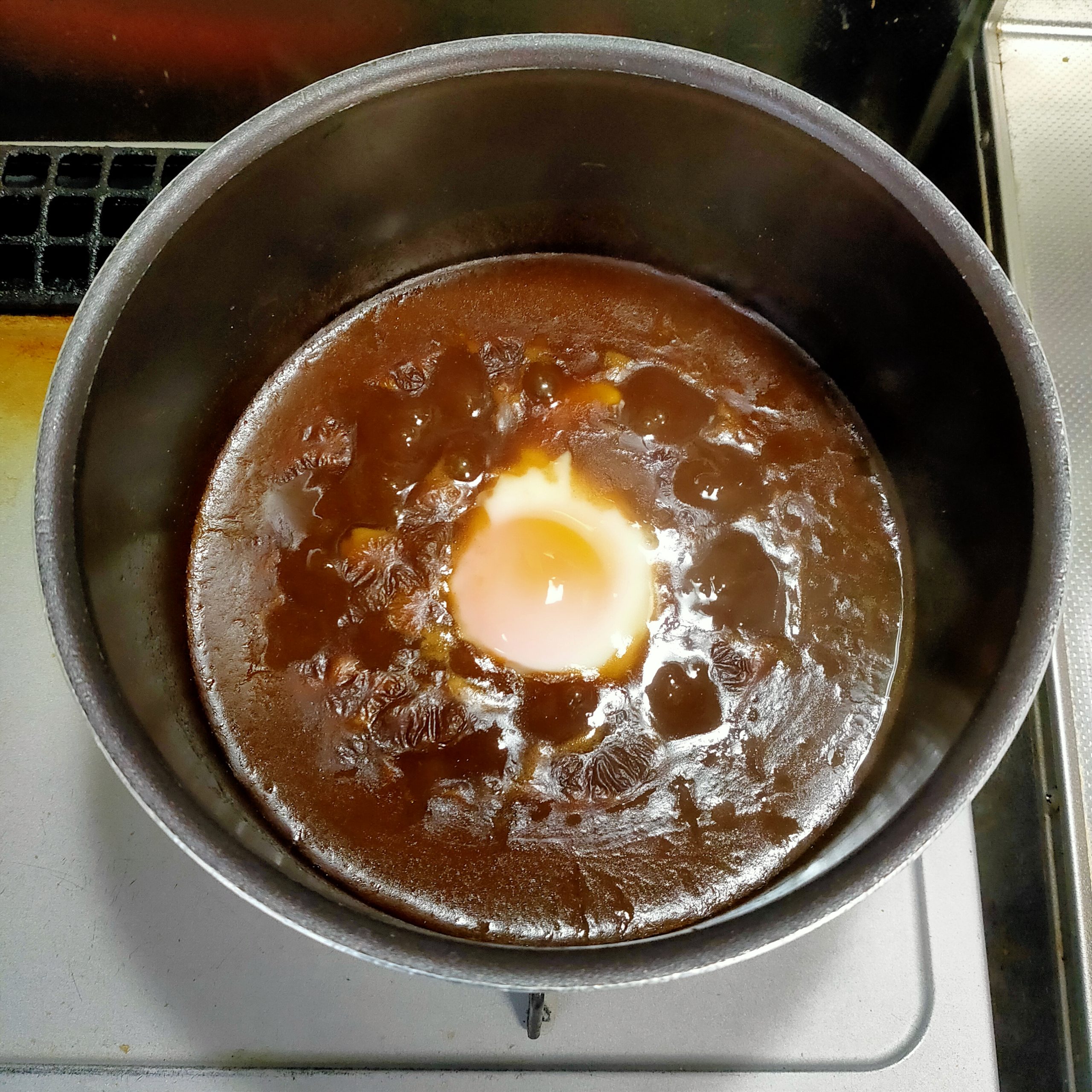 片栗粉なしカレー強めのカレーうどん。とろーり卵と千切りキャベツ。ごはんを入れてもおいしい