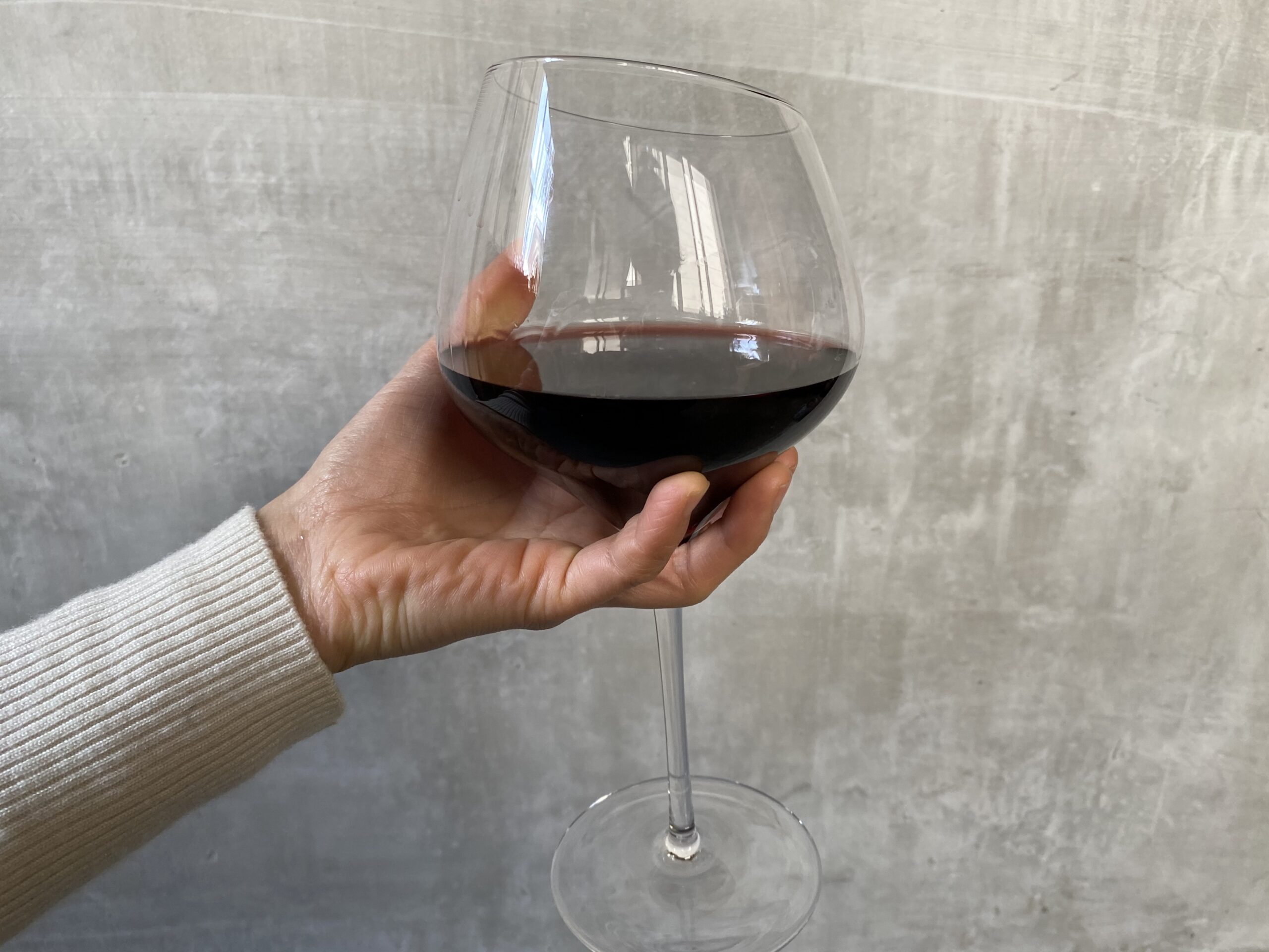 ワイングラスの正しい持ち方完全ガイド美しく見える所作とTPO別マナー解説Manami ワインショップCali Vino