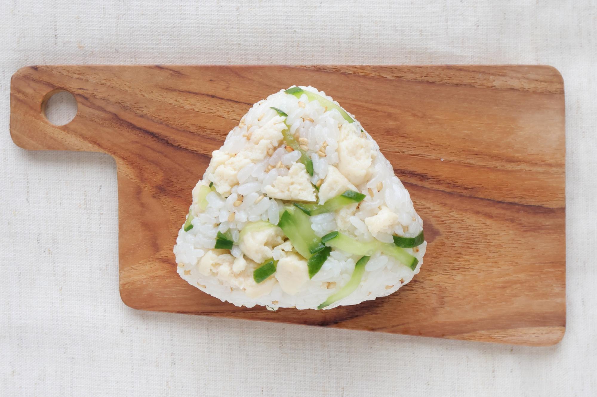 セブンイレブンでできるサラダチキン痩せる食べ方 サラダチキンの食べ方には、いろんなバリエーションがあります！﻿ ﻿その中でも今回は健康に良い食べ合わせを紹介していきます🔥﻿ ﻿ サラダチキンは、タンパク質が豊富なので、タンパク質を体に取り込む栄養が必要です