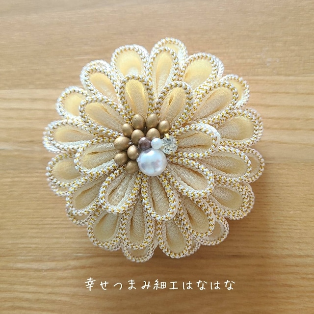 卒業式・入学式用に、つまみ細工のコサージュを作りませんか? 2月、3月の教室で作ります。 洋装にも合うように、洋服の生地キュプラで作ります。薄くて、少し光沢のある、素敵な生地です。 西東京市、ふるさと納税返礼品にもなっている作品です。 基礎を2回以上学んで