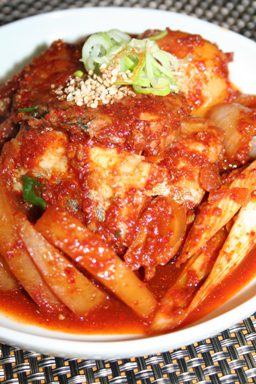 太刀魚と大根の煮物太刀魚チョリム갈치조림 今が旬👍 太刀魚を大根と煮込み それぞれの素材からの旨味が 最高に美味しいお料理🫶家庭料理中心に お料理をご提供している 韓国料理 釜山 🇰🇷 ならでは一品🫶🫶 このお料理のみでも お酒やご飯がすすみます韓国料理