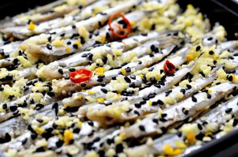 無添加 生食用 三陸産いわしのごま醤油漬け丼の具200g ギフト 贈り物 プレゼント ご贈答 お取り寄せ ごはん 魚介 鰯 イワシ お茶漬け 寿司手巻き寿司 使いやすいチューブタイプ - 株式会社タカダ