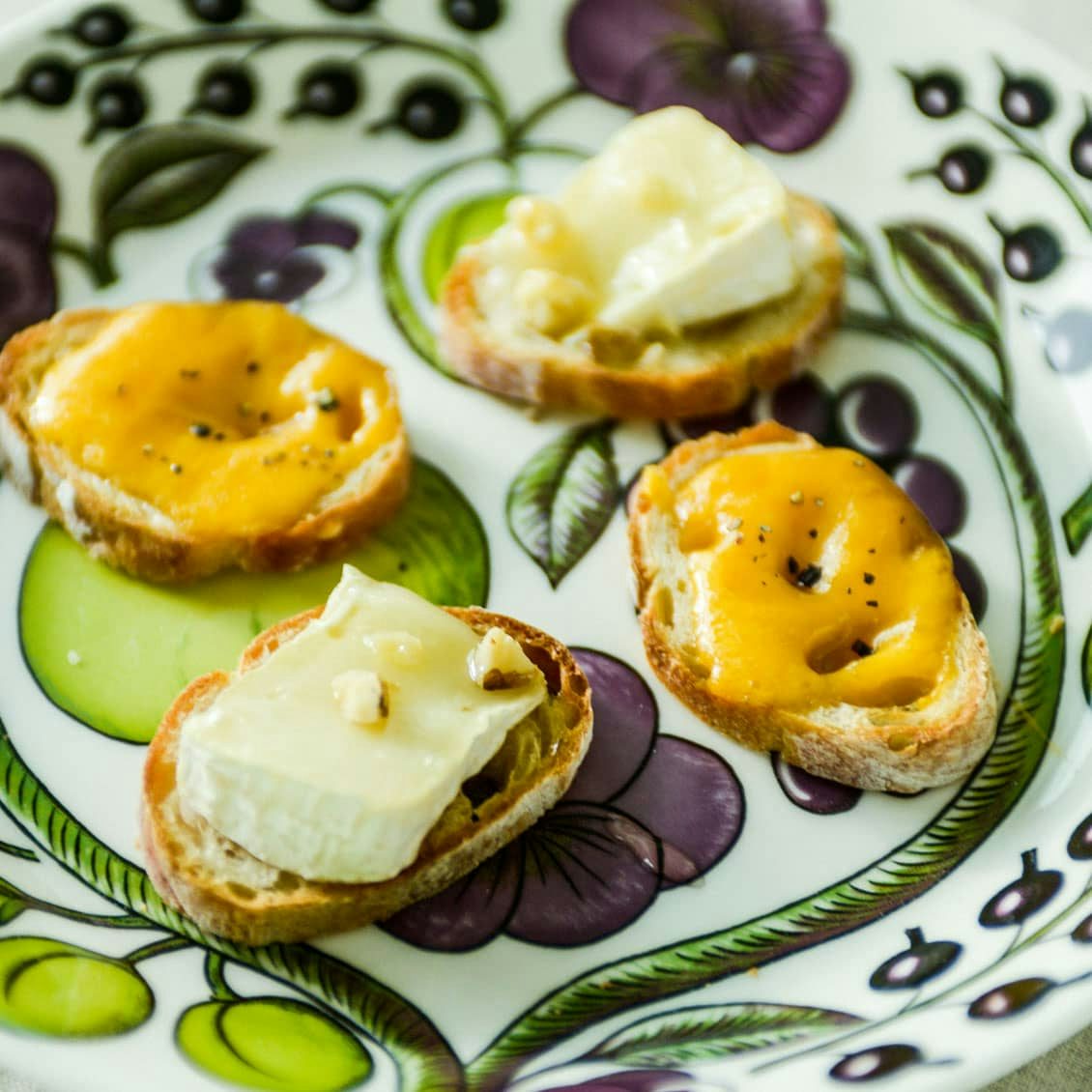 チーズボード カッティングボードに盛り付けられた色々な種類のチーズの写真素材208955280- イメージマート