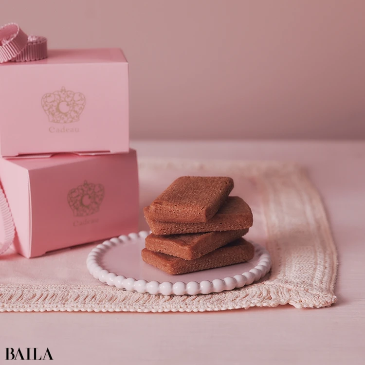 人気のお菓子のブーケがすこし新しくなりました。 スモーキーピンクが可愛らしく華やかです。 ちょっとしたお礼やプレゼントに、甲府・静岡の両店でご用意しています。お電話でのご予約も承りますので、どうぞよろしくお願いいたします。べべナチュール ブーケ お菓子