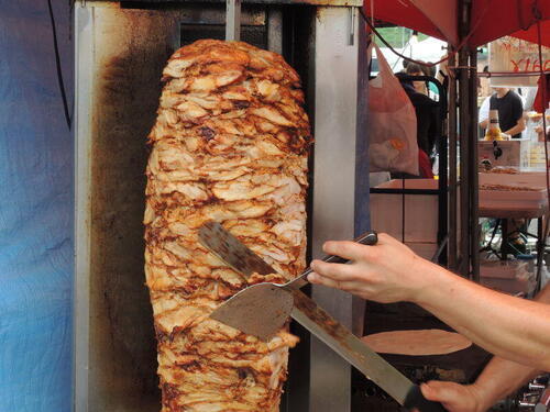 鳥取中部の皆さん❣️ 明日金曜日から26日日曜日まで倉吉上井のマルイにて出店します❣️ 1月24日〜26日 11時から20時ごろまで天気がこのままポカポカであって欲しいですよね✨ 当店自慢のダックステーキ、グリルソーセージ、そしてもちろん旗艦商品のケバブもぜひお