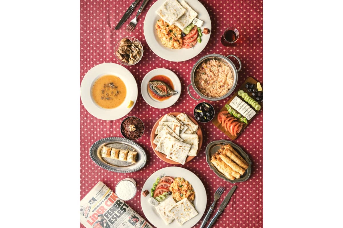 15分で作れる卵とピリ辛溶かしバターかけヨーグルトソース、「チュルブル」トルコ料理 Turkish eggs Cilbir 材料 チュルブル1〜2人前- 卵 2個 - ギリシャヨーグルト 125g - レモン 半分 - バター 無塩28g - オリーブオイル 小さじ1 -にんにく 1片半分